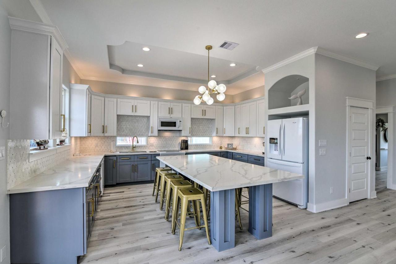 Chic Crystal Beach Escape With Deck - Walk To Beach! Bolivar Peninsula Экстерьер фото
