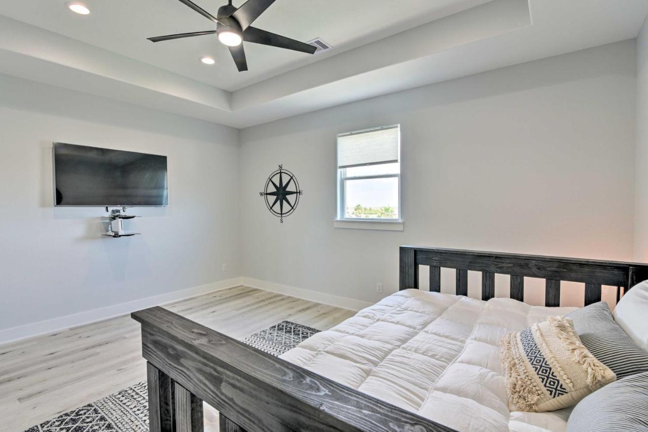 Chic Crystal Beach Escape With Deck - Walk To Beach! Bolivar Peninsula Экстерьер фото