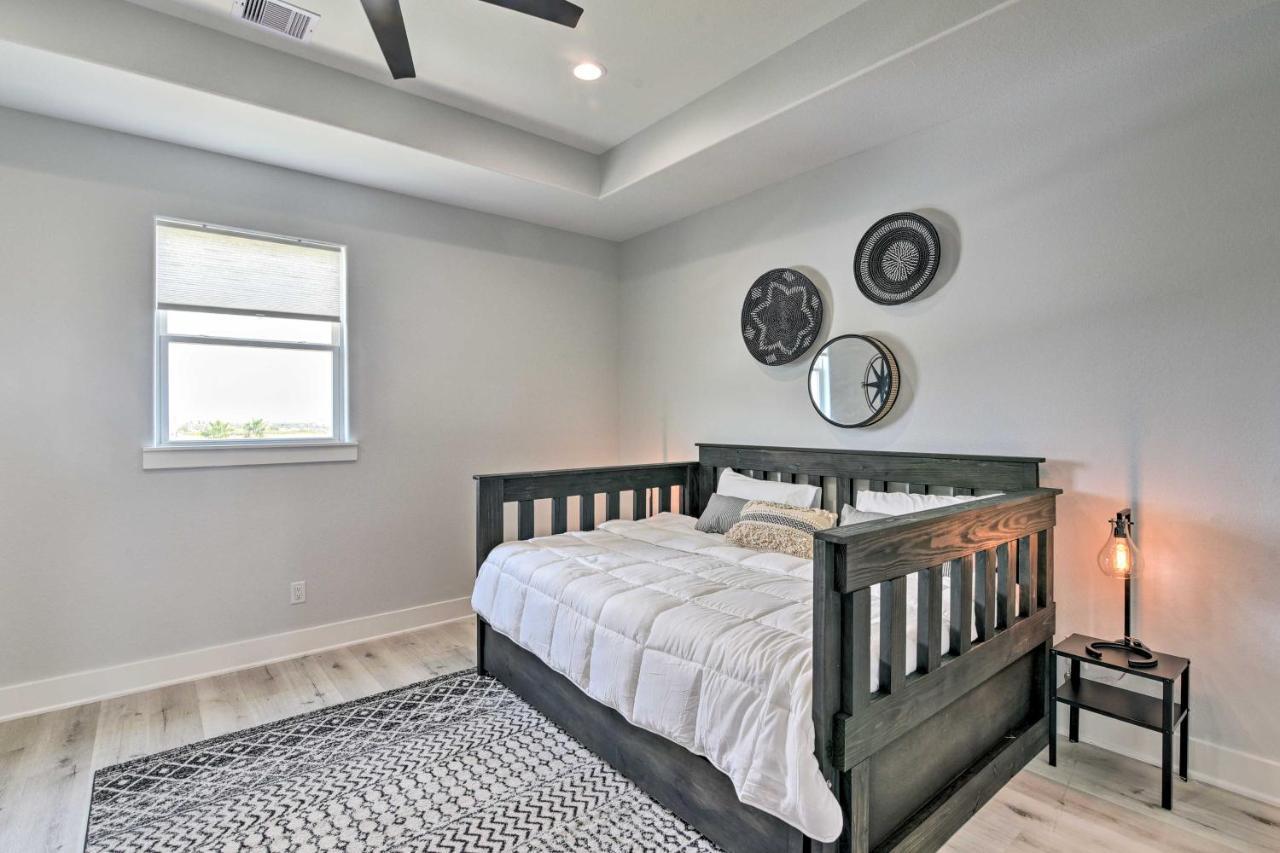 Chic Crystal Beach Escape With Deck - Walk To Beach! Bolivar Peninsula Экстерьер фото